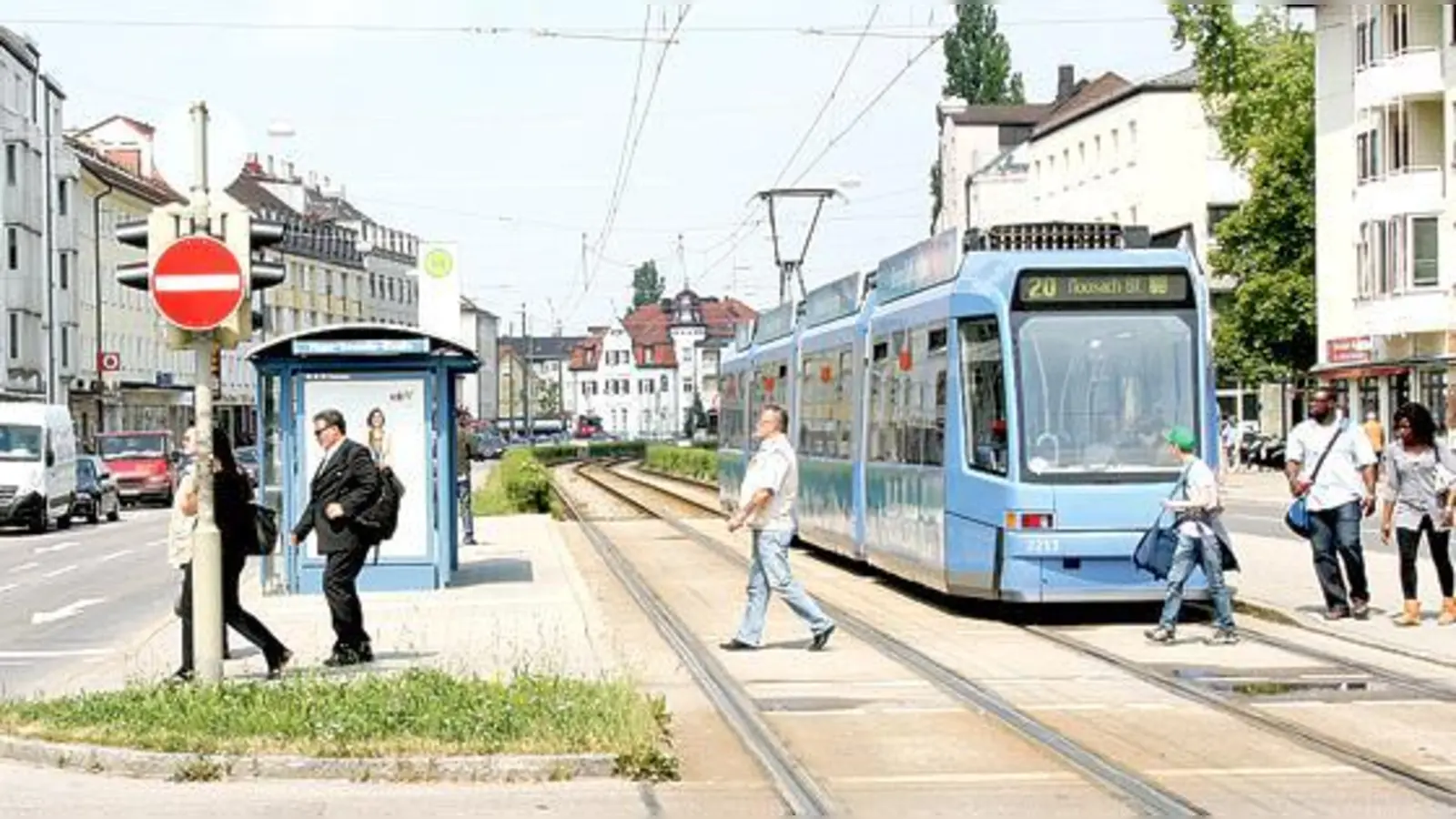 Der Bezirksausschuss fordert, die Grasflächen an der Tramstation zu pflastern.	 (Foto: Wally Schmidt)