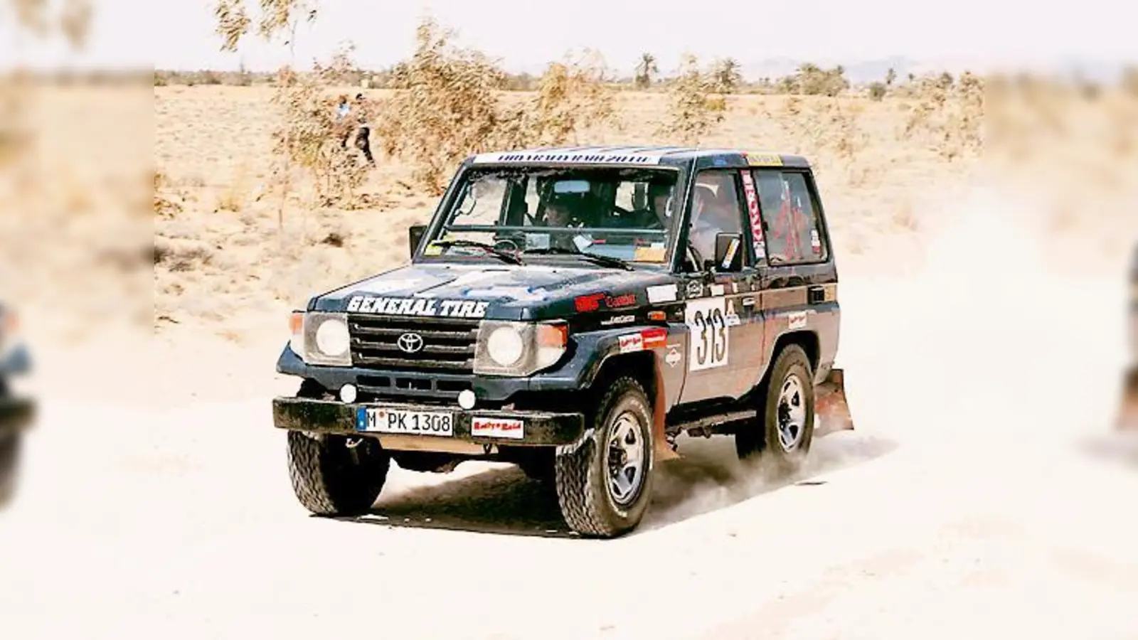 Peter Kluge und Sohn Benjamin in ihrem Toyota Landcruiser in Tunesiens Sandwüste.   (Foto: Privat)