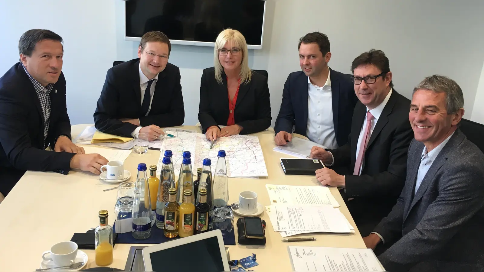 Max Gotz, Hans Reichhart, Ulrike Scharf, Andreas Lenz, Martin Bayerstorfer und Franz Hofstetter (v. li.) kamen zu einem Arbeitsgespräch bezüglich der Verkehrsprojekte im Kreis Erding zusammen. (Foto: VA)