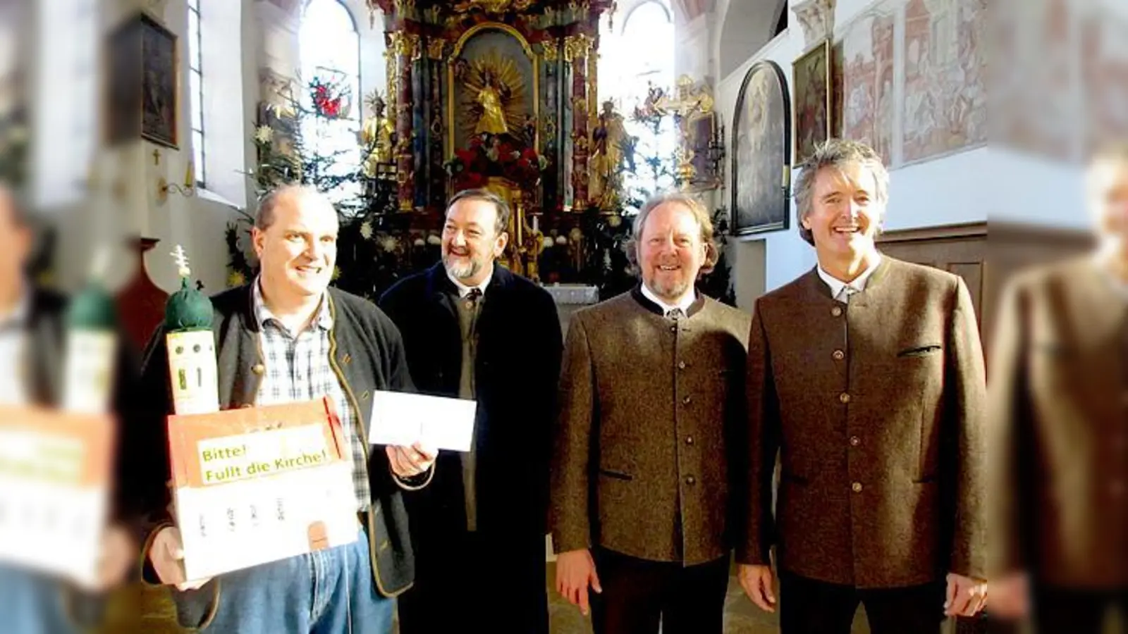 Strahlende Gesichter bei der Spendenübergabe für die Stephanuskirche in Hohenbrunn (v.l.): Kirchenpfleger Jürgen Blöchinger, Chorleiter Thomas Schmid, 2. Vorstand Christophe Deraed und 1. Vorstand Peter Seeberg.	 (Foto: Jochen Myrus)