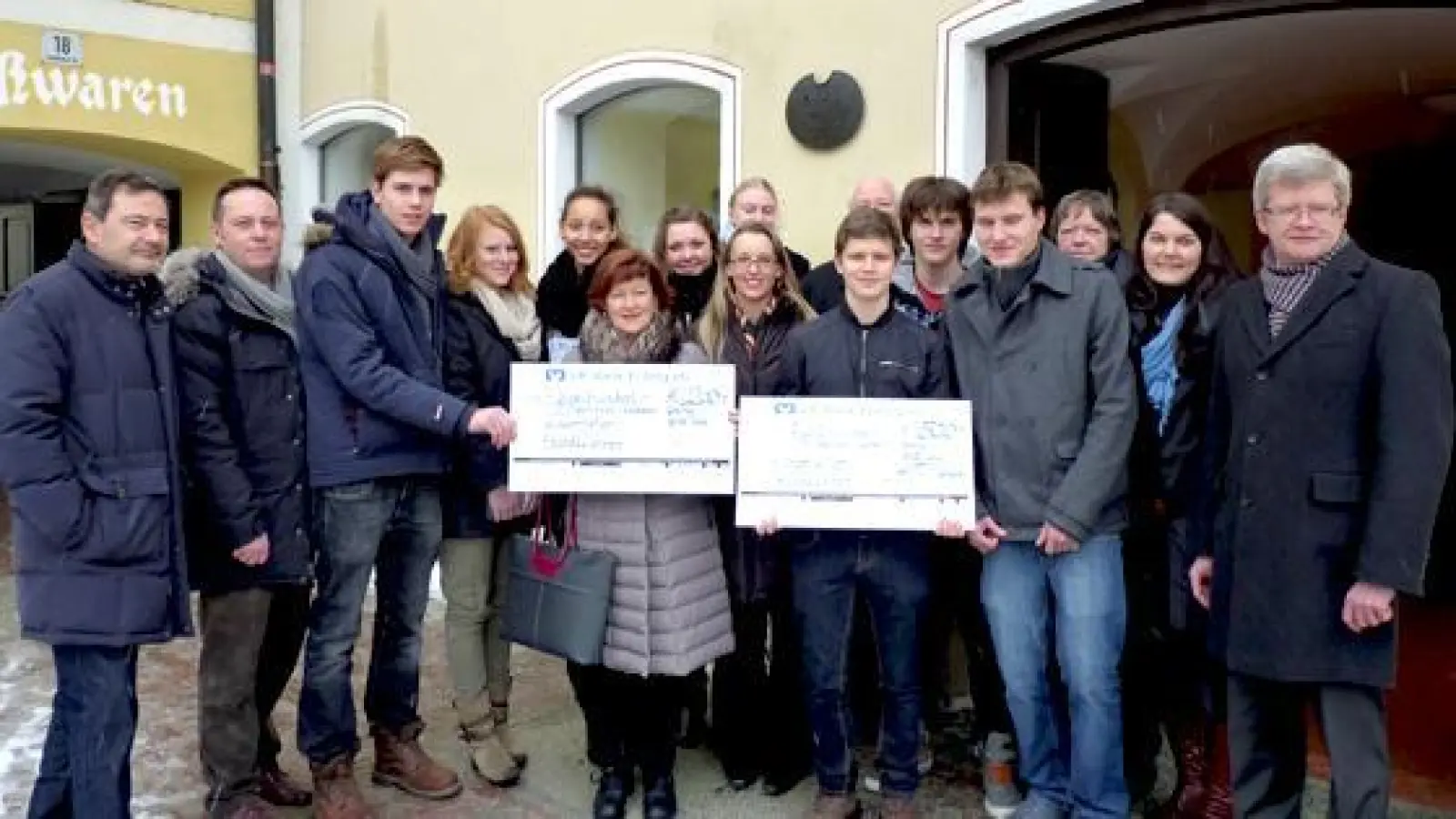 Gut gebrauchen können die 14 Schüler des P-Seminars die Geldspenden für den von ihnen erstellten antiken Stadtführer Erdings. 	 (Foto: bb)