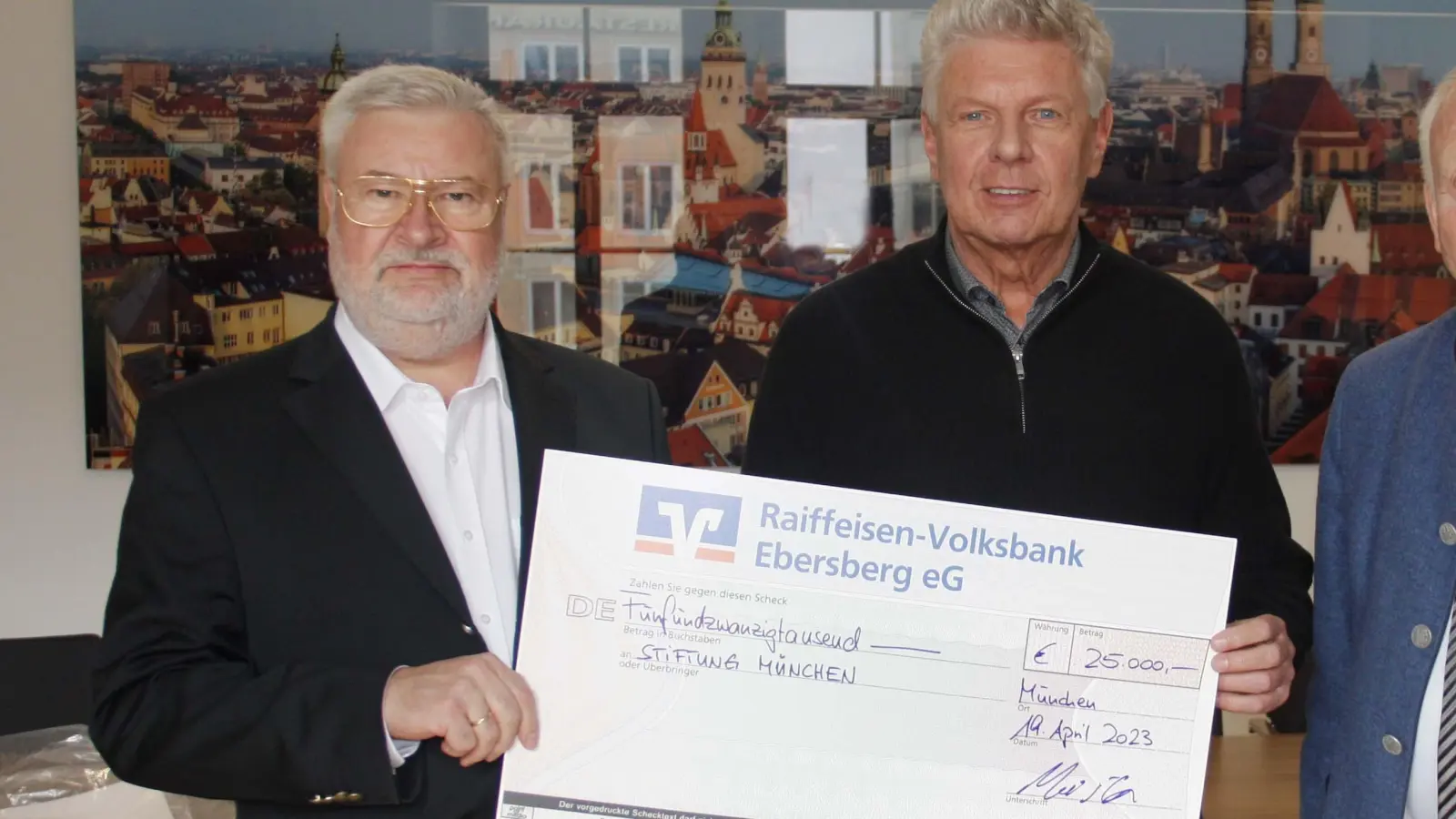 Ältere Menschen unterstützen (von links): Wolfgang Meister, OB Dieter Reiter und Stiftungsvorstand Ernst Tandler. (Foto: red)