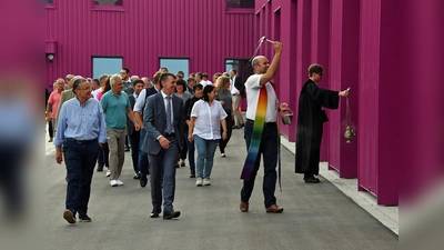 Pfarrer Julian Hensold (rechts) für die evangelische und Pfarrer Markus Brunner für die katholische Gemeinde baten für das Haus und alle Menschen, die dort ein- und ausgehen werden, um den göttlichen Segen. (Foto: Gemeinde Ufg/foe)