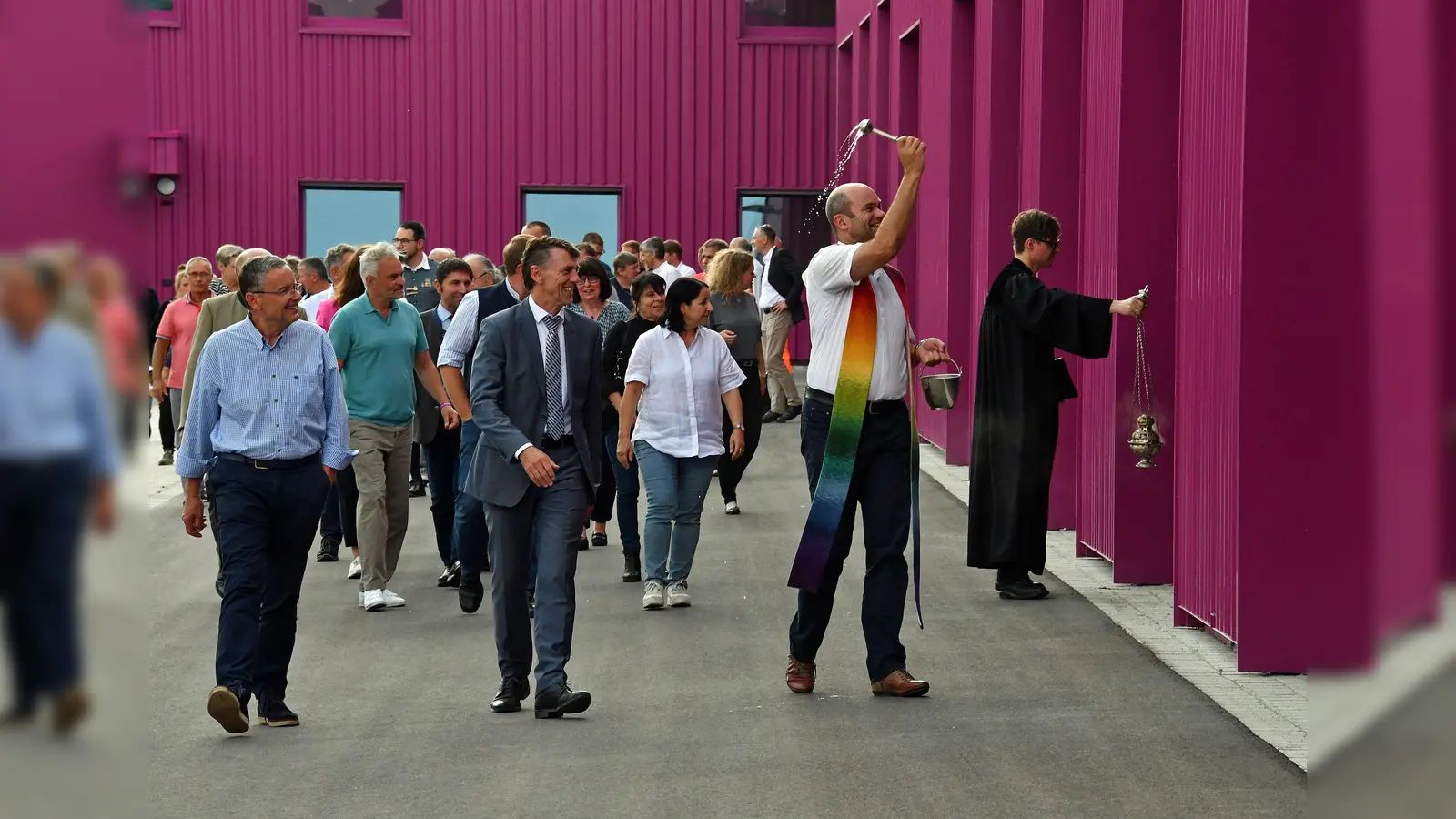 Pfarrer Julian Hensold (rechts) für die evangelische und Pfarrer Markus Brunner für die katholische Gemeinde baten für das Haus und alle Menschen, die dort ein- und ausgehen werden, um den göttlichen Segen. (Foto: Gemeinde Ufg/foe)
