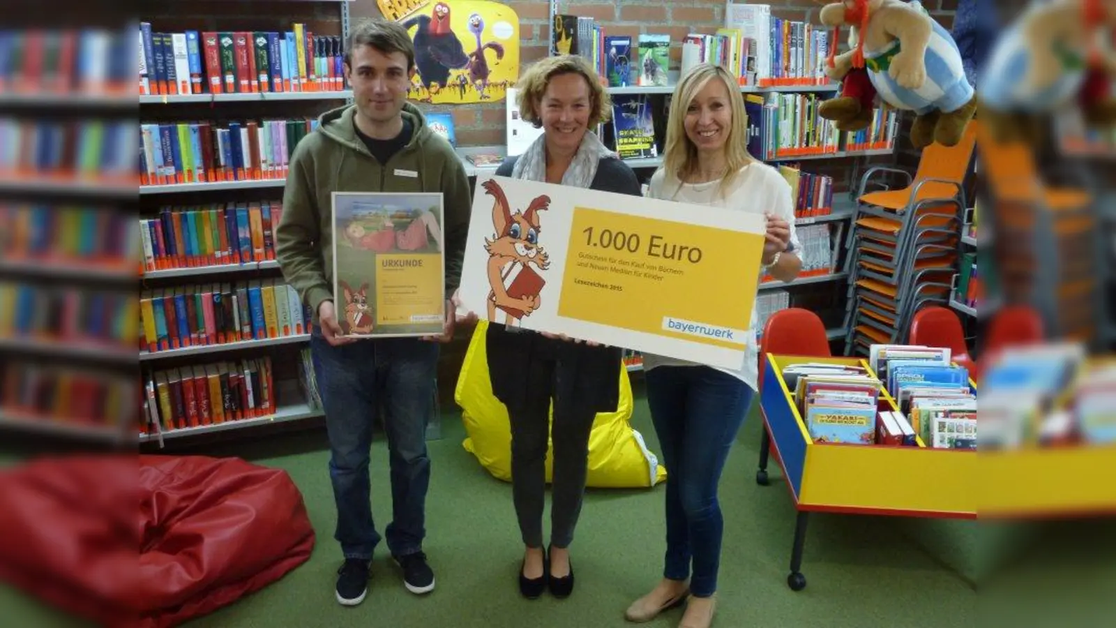Mit großer Freude übergab Silke Mall, Kommunalbetreuerin des Bayernwerks, eine Urkunde und den Mediengutschein an Doreen Kleiner (r.), Leiterin der Bücherei und Antonio Franzese, Bibliothekar. (Foto: pi)