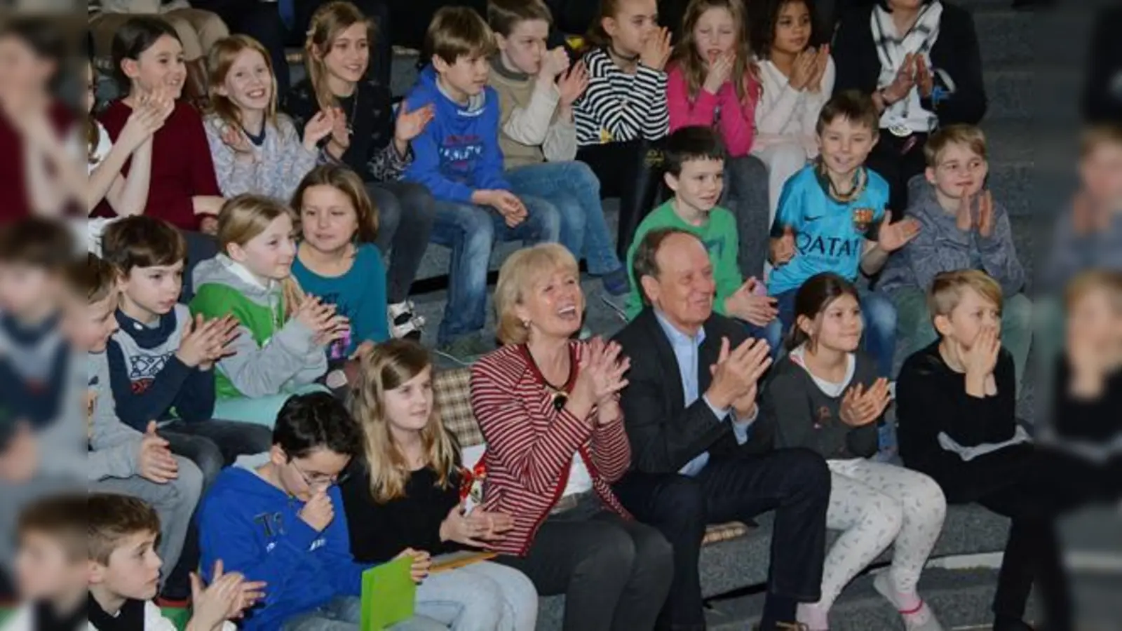 Abschied inmitten »ihrer« Kinder: Rektorin Angelika Hillen mit Mann Günter.                        (Foto: Gemeinde Unterföhring/Fö)