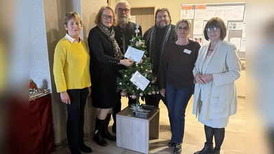 Elfriede Loy, Kornelia Schweißgut, Bernhard Schweißgut und Stefan Krimmer vom „Verein Freude im Alter”, Mirela Vukoje vom Haus am Valentinspark und Evi Götz vom Verein stellen hier das Wunschbäumchen vor.  (Foto: Stefan Krimmer)