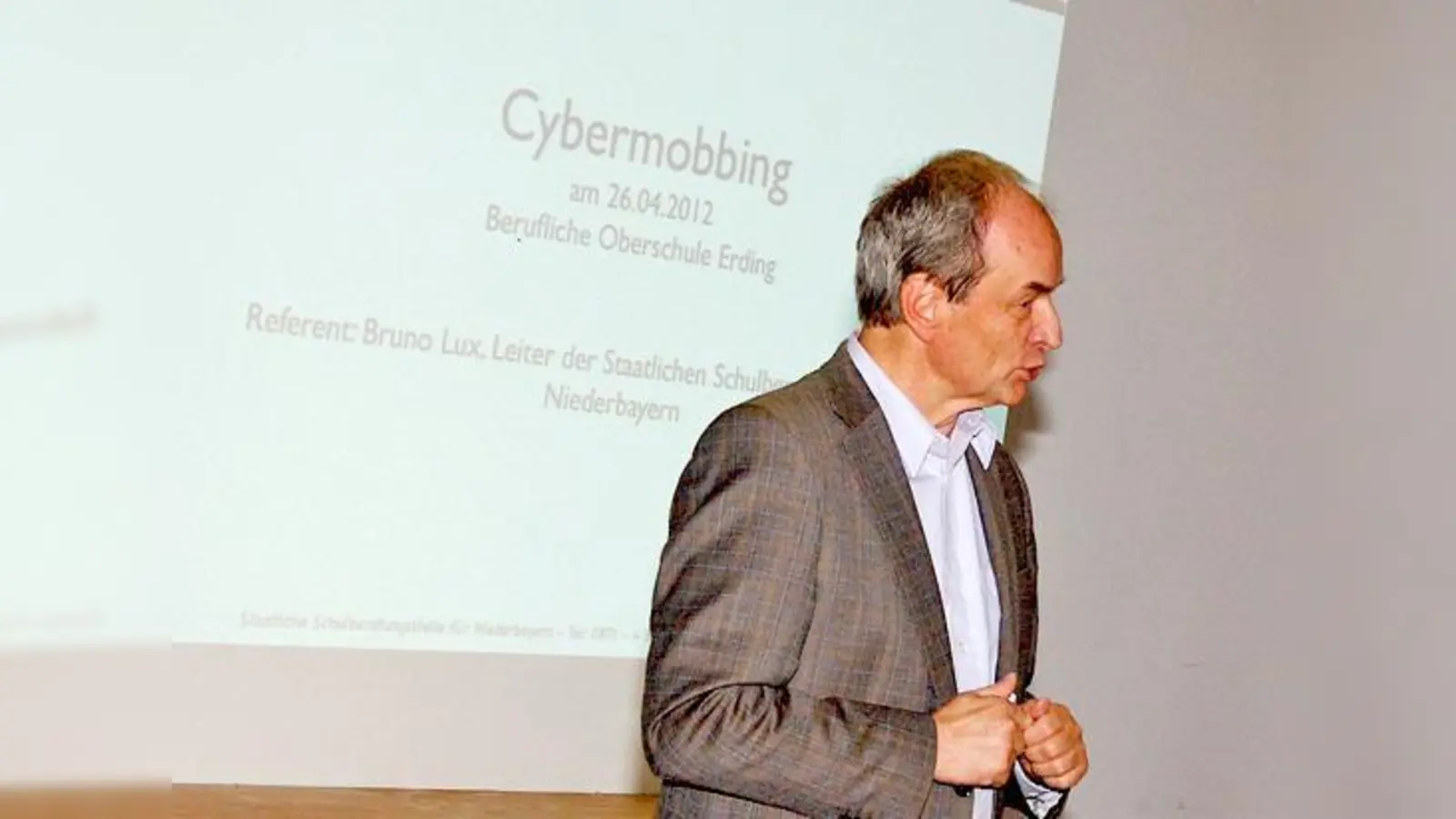 Bruno Lux, Leiter der Schulberatungsstelle, informierte anschaulich über Cybermobbing. 	 (Foto: bb)