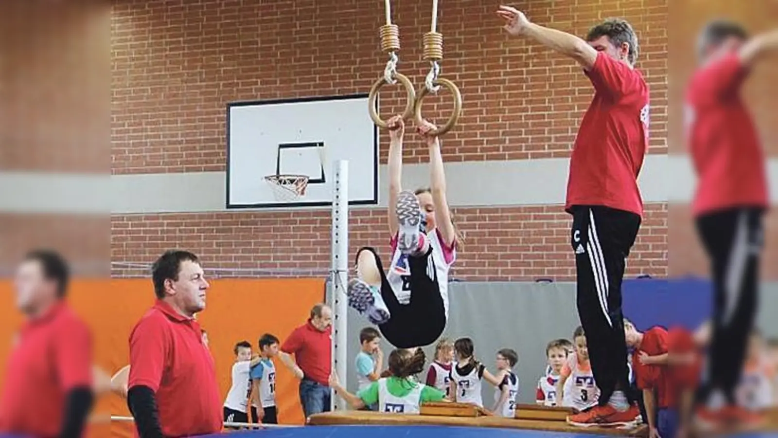 Die Schüler hatten viel Spaß beim Sport-Aktionstag. Neben Geschick war hier auch Mut gefragt. 	 (Foto: Verein)