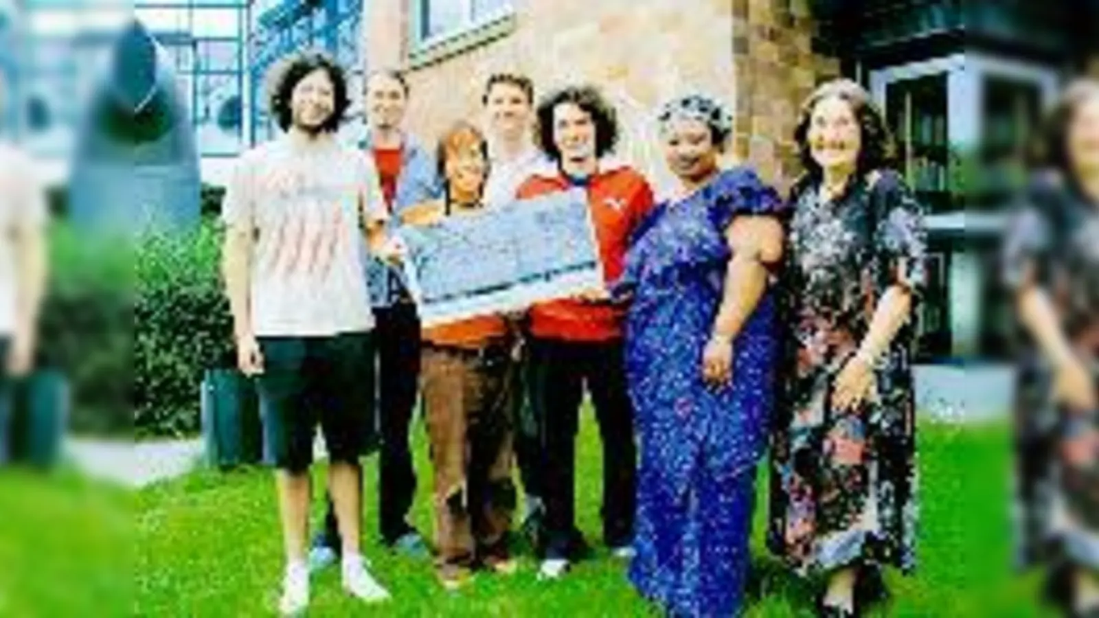 Felix Jeschke, Stephan Pilsl, Minh-Tu Nguyen, Mathias Weidner und Stefan Prams von COG überreichen 600 Euro an Hantamatou Kouloukouloubia und Ilse-Maria Claassen von der Karawane (v.li.).	 (Foto: cr)