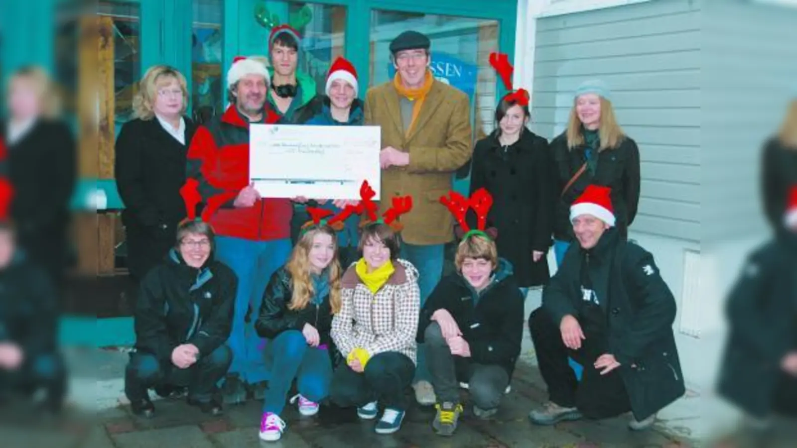 Vorweihnachtliche Spendenübergabe: Kinder und Mitarbeiter der Freizeitstätte Hirschgarten brachten eine ansehnliche Summe ins SOS-Kinderdorf nach Diessen. (Foto: privat)