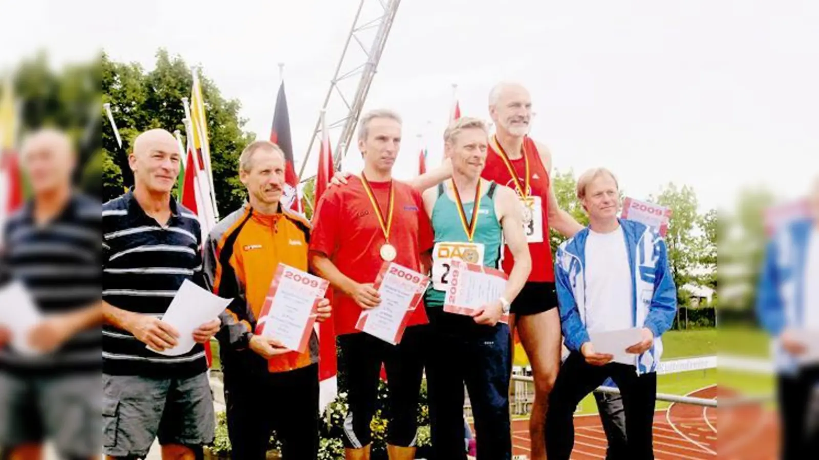 Gold gab es für Dr. Gerhard Zorn vom TSV Vaterstetten (3. v. r.), der im 200-Meter-Sprint in der Altersklasse M50 siegte.   (Foto: Oswald)