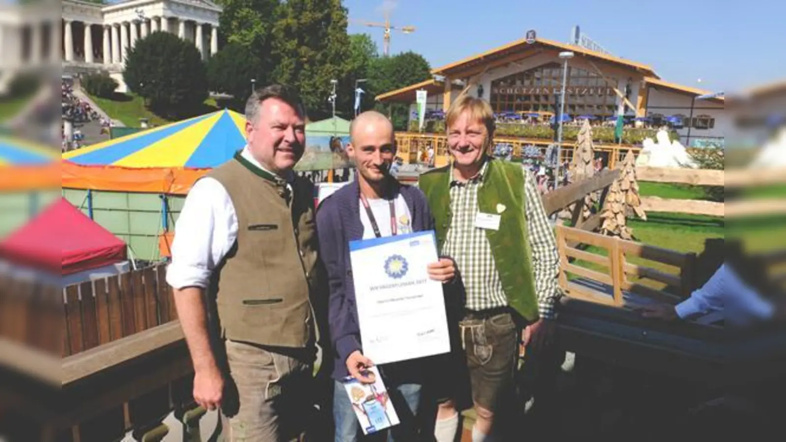 Josef Schmid und Frederik Kronthaler (Condrobs, re.) zeichnen Daniel Miranda-Fernandez aus.	 (Foto: Robert Bösl)