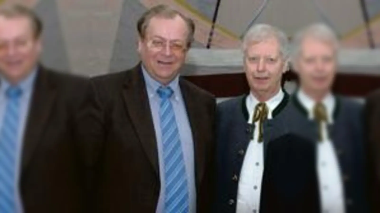 Ausgezeichnet wurden Franz Frischmann und Franz Schwarzbauer aus Ismaning. Bild: Landrat Heiner Janik ehrt Franz Frischmann (re.) aus Feldkirchen. 	 (Foto: Landratsamt)