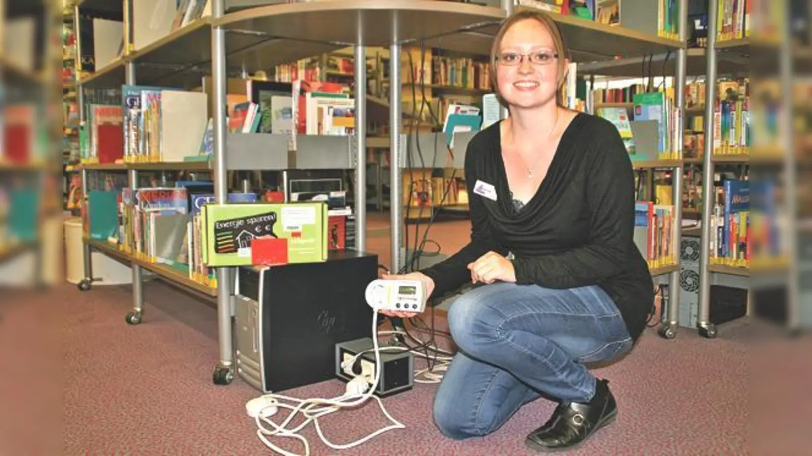 Die einfache Bedienung des Energiekostenmonitors zeigt Corinna Dietz von der Grünwalder Bibliothek.	 (Foto: hol)