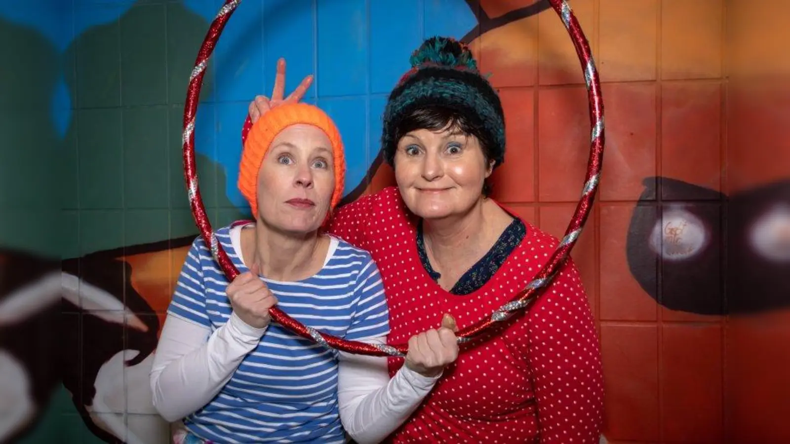 Karin Ertl (links) und Heike Lacher freuen sich auf spannende Geschichten. (Foto: fotofidelity.eu)