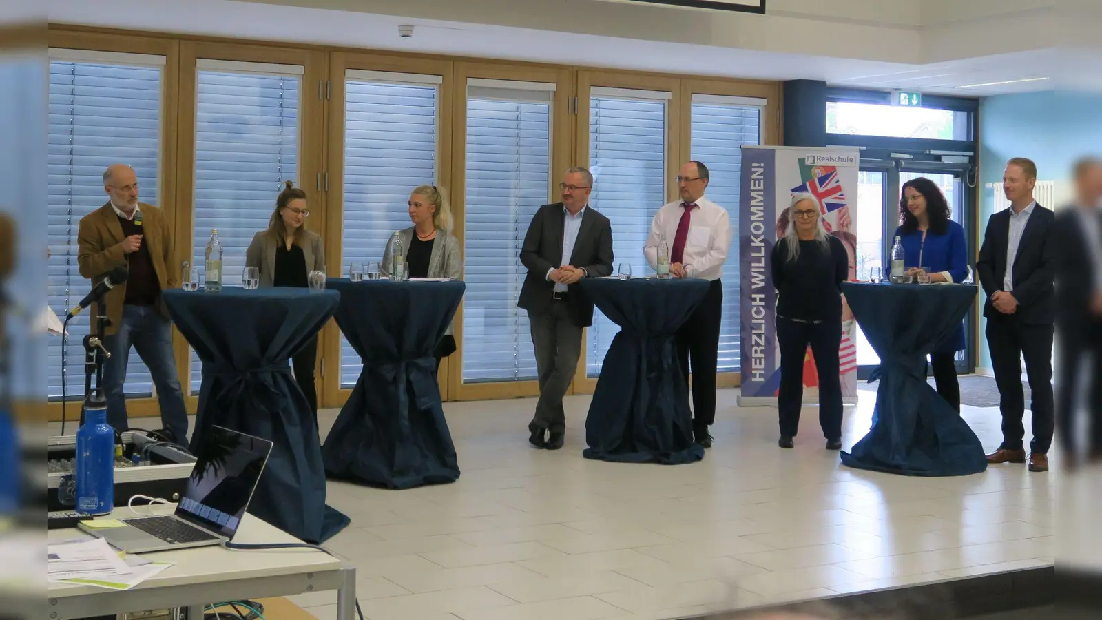 Ein hochkarätiges Podium diskutierte beim Umwelttag in Poing über Fragen in Sachen Umweltschutz. (Foto: BN Poing)