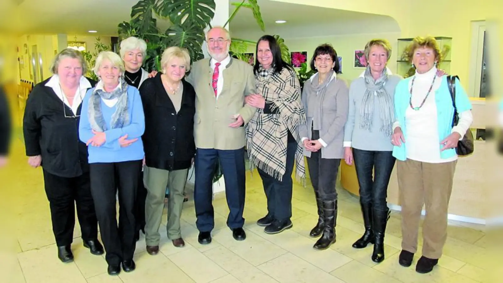 Der neue Vorstand der AWO Pasing: (v.l) Christiane Weber (Beisitzerin),  Christl Klaiber (Leiterin Seniorenclub),  Irmtraud Zöltsch (stellv. Leiterin Seniorenclub), Marika Seipel (Schriftführerin), Hermann Weber (1. Vorsitzender),  Graciela de Cammerer (stellv. Vorsitzende),; Jutta Süssenguth (Kassiererin),  Gabi Eggeling (Beisitzerin) und Annemarie Venohr (Revisorin). (Foto: pi)