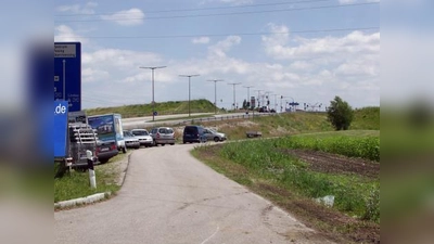 Eindrucksvoll zeigt die Autobahnzufahrt in Lochhausen wie nachhaltig Straßenverläufe durch solch einschneidende Neubauten verändert werden: Trifft hier die Freilandstraße von Süden kommen rechts hinter der Autobahntrasse auf die Zufahrt, geht sie gut 350 Meter entfernt links wieder weiter – weshalb dieses Stück nun in „Purpur-Weiden-Weg“ umbenannt werden soll. (Foto: Eva Schraft)