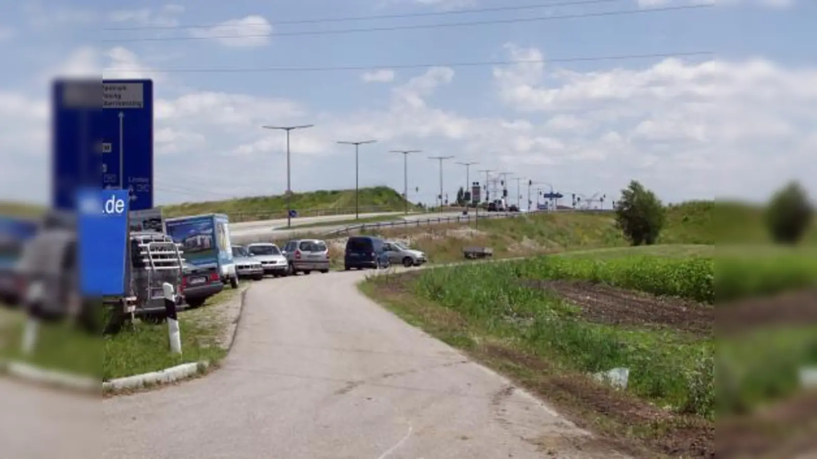 Eindrucksvoll zeigt die Autobahnzufahrt in Lochhausen wie nachhaltig Straßenverläufe durch solch einschneidende Neubauten verändert werden: Trifft hier die Freilandstraße von Süden kommen rechts hinter der Autobahntrasse auf die Zufahrt, geht sie gut 350 Meter entfernt links wieder weiter – weshalb dieses Stück nun in „Purpur-Weiden-Weg“ umbenannt werden soll. (Foto: Eva Schraft)