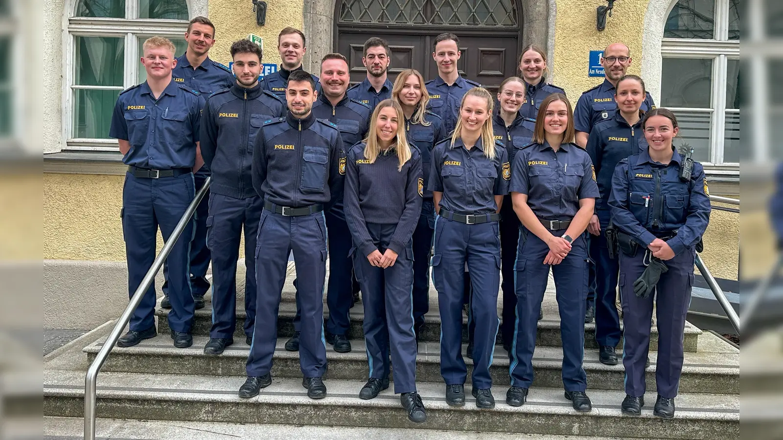 Polizeidirektor Dominic Fischer (hinten rechts) freut sich über 14 neue Kolleginnen und Kollegen, die ihren Dienst in der Polizeiinspektion Au angetreten haben. (Foto: Polizei München)
