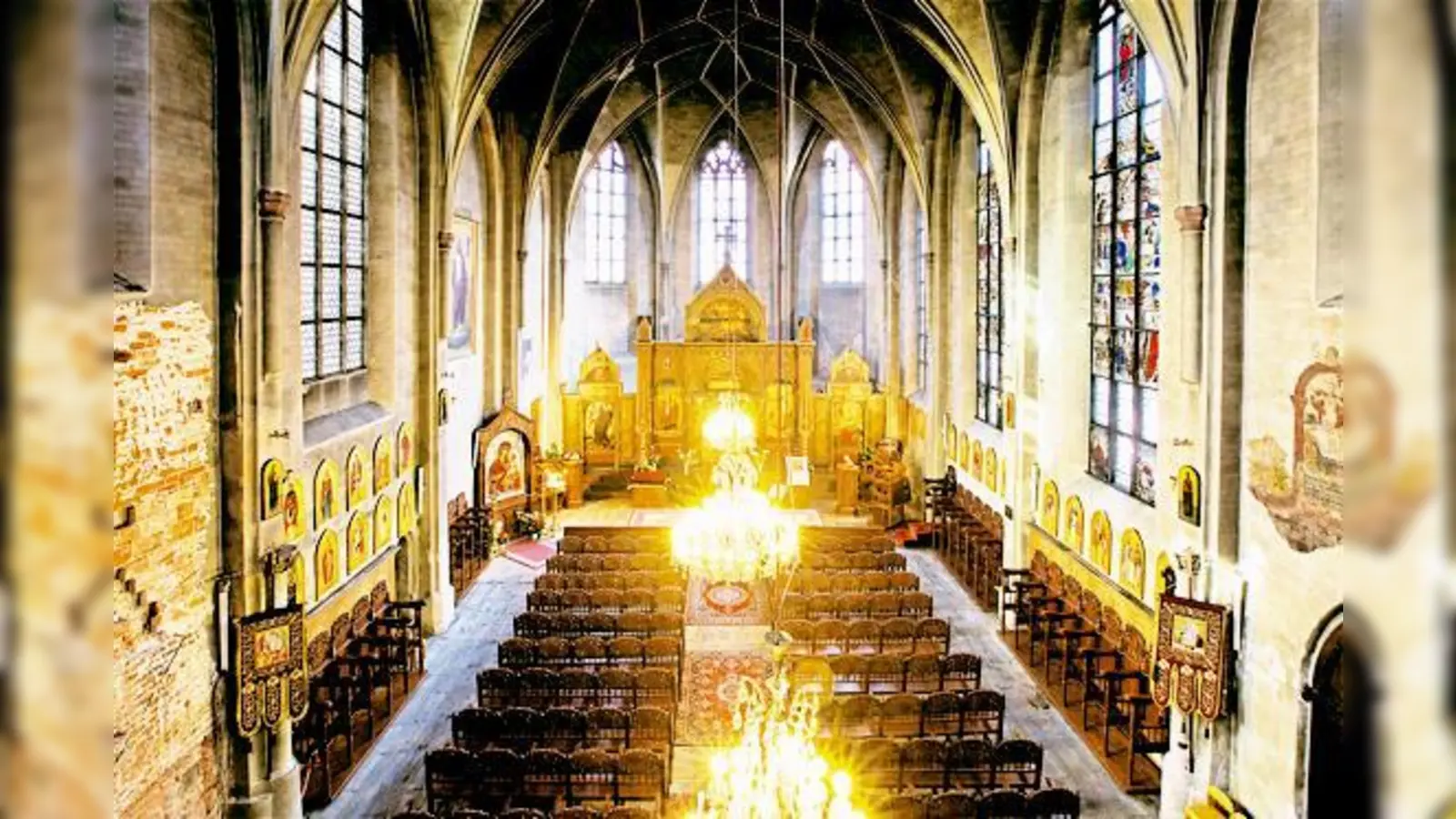 Heuer können die Griechen Ostern wieder in der fast fertig renovierten Salvatorkirche (rechts, oben vor der Sanierung) begehen. 2009 wurde laut Erzpriester Apostolos Malamoussis in der Theatinerkirche gefeiert.	 (Foto: Gemeinde)