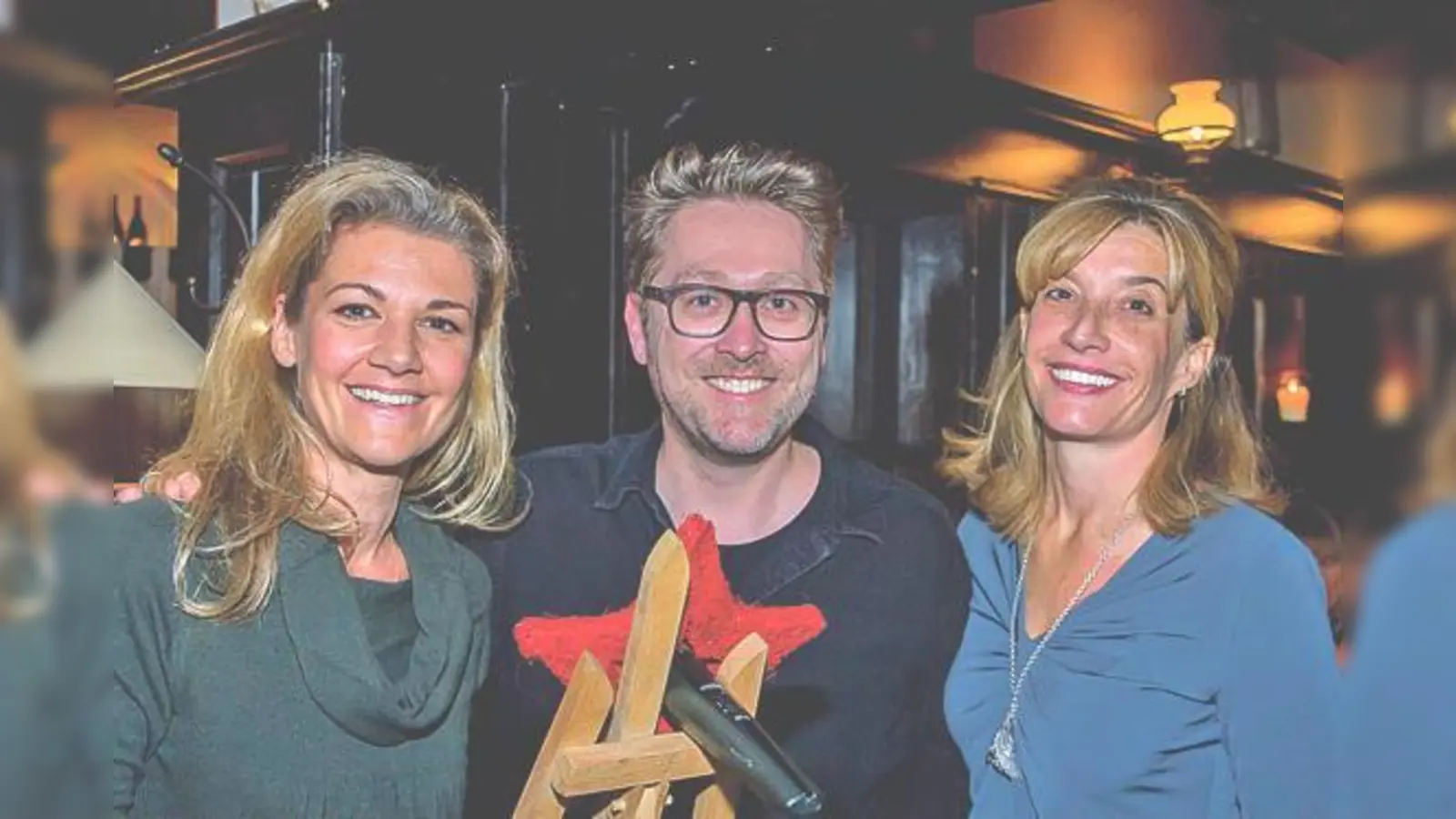 Buchautor Jan Weiler hier mit Nina Rothemund und Anja Frankenberger von der Stiftung »Kidness for Kids« bei der Benefizlesung. 	 (Foto: VA)