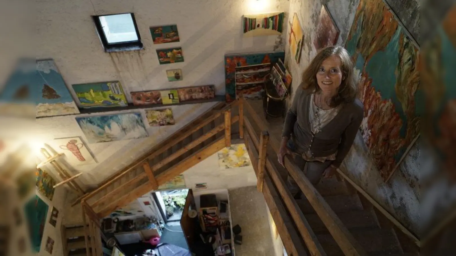 Kunst in luftiger Höhe: Die Malerin Sabine Deike arbeitet im Turm der Sendlinger Himmelfahrtskirche. (Foto: pi)