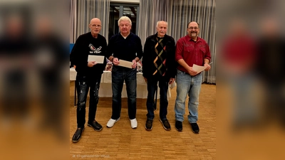 Turnierleiter Rainer Hartl überreichte den drei Erstplatzierten Johann Pölz, Rudolf Filser und Godehard Geble Geldpreise. (Foto: Brem)