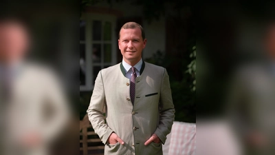 Franz Inselkammer jun., der 6. Bräu von Aying, gratuliert den Münchner Wochenanzeigern zum Jubiläum.  (Foto: (c)BrauereiAying_SorinMorar)