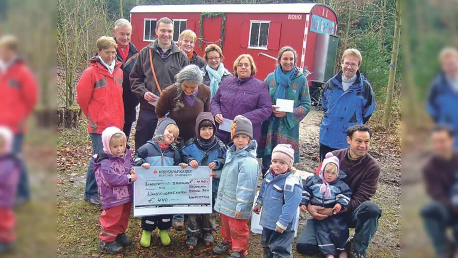 Strahlende Gesichter gab es bei der Einweihung des neuen Waldkindergartens in Sauerlach. Pfarrer Peer Mickeluhn, Caroline von Grundherr und Bürgermeisterin Barbara Bogner (stehend v. r.) brachten Geschenke mit.   (Foto: A. Pietsch)