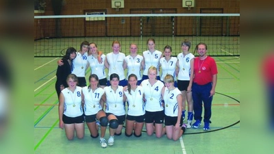 Die erfolgreichen Volleyballerinnen des SV Germering (hinten v.l.., Jugend in Klammer): Fio Schröder (A, B), Sophie Mathiesen (A, B), Coline Kuche(A, B), Stefanie Fröstl(A), Miriam Pfab(A), Stefanie Bartel(A), Andrea Härle(A), Christina Fleischmann(A, B) und Trainer Dali Durbek; vorne v.l.: Bettina Chocholaty (A,B,C), Nicole Brazerol (A,B), Pinar Peker (A,B,C), Jessica Brazerol (A,B), Susanne Artus (A,B) und Monika Marincic (A,B). (Foto: pi)