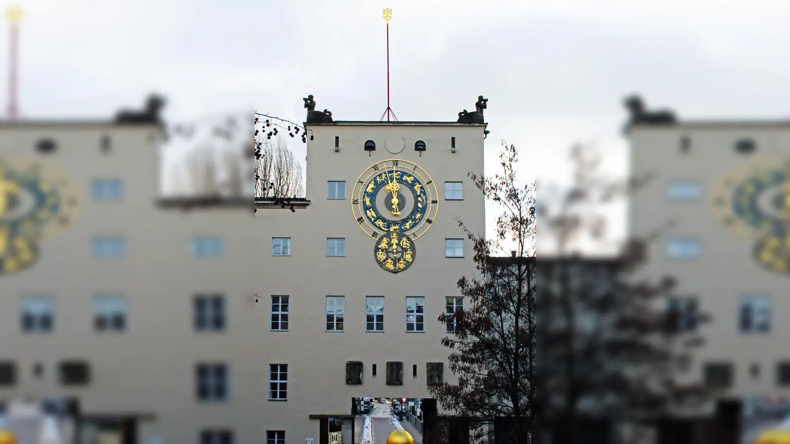 Die Astronomische Uhr über der Durchfahrt zur Zenneckbrücke. (Foto: Deutsches Museum)