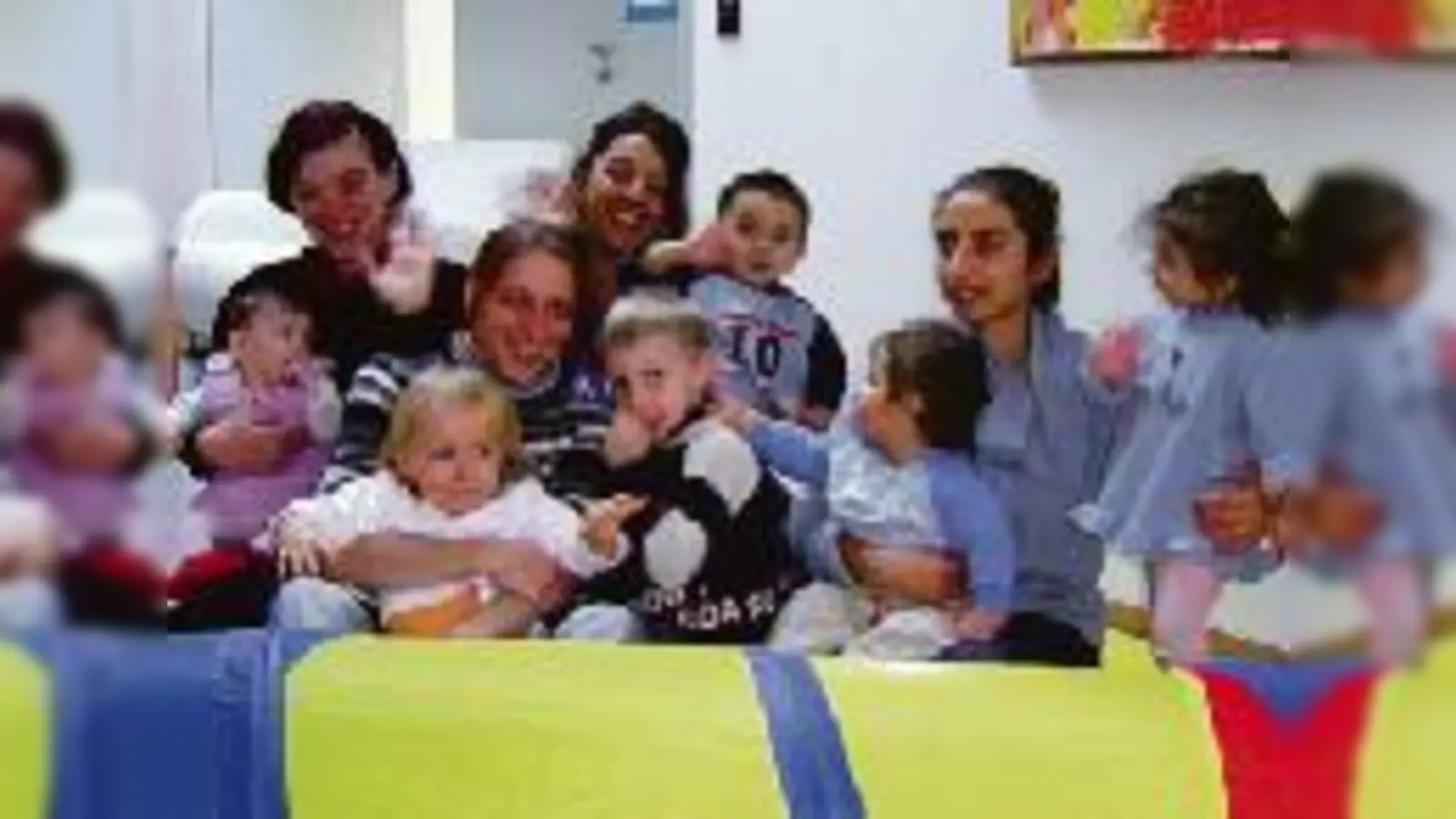 Das »Nachher«-Bild: So spielend leicht wie auf dem Bild fällt jungen Müttern der Umgang mit ihren kleinen Kindern nicht immer. Die Gruppe »KindErleben« hilft, sich gegenseitig zu verstehen und den Alltag zu meistern.	  (Foto: Diakonie Hasenbergl)