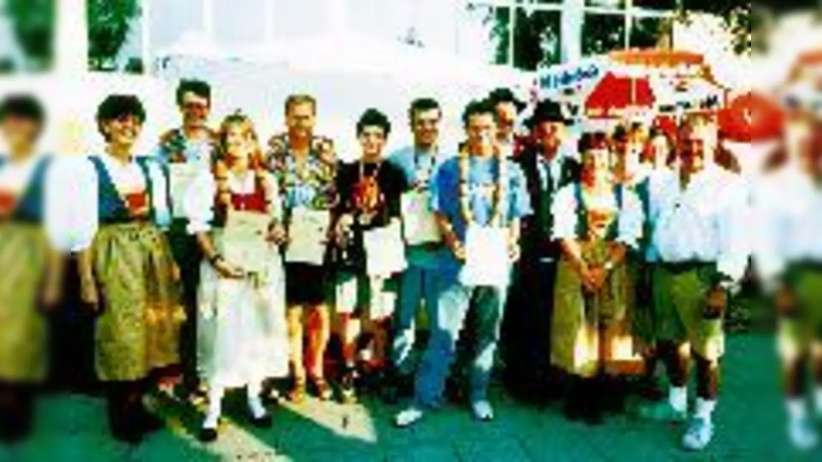 Die Unterschleißheimer Bürgerschützenkönige 2002: Matthias Roitzsch und Jugendbürgerschützenkönig Thomas Fickert im Kreise der Kameraden. 	 (Foto: Privat)