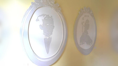 Sisi und Ludwig dürfen bleiben. Die Kunstwerke von Theräs Reich werden nun dank einer großzügigen Spende weiterhin im Spiegelsaal bleiben. (Foto: BRK Starnberg)