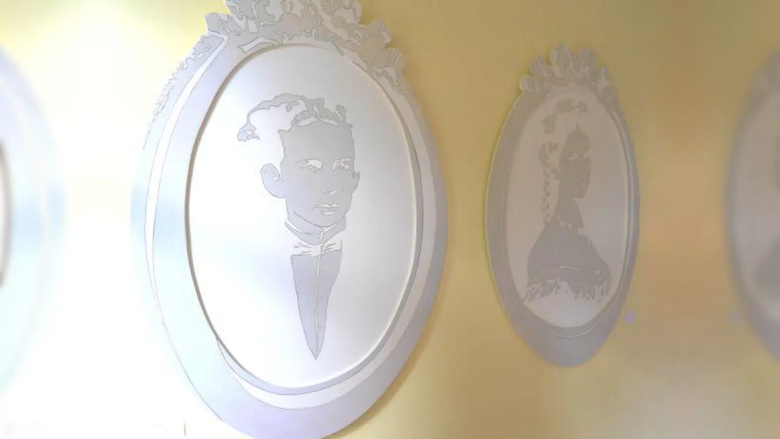 Sisi und Ludwig dürfen bleiben. Die Kunstwerke von Theräs Reich werden nun dank einer großzügigen Spende weiterhin im Spiegelsaal bleiben. (Foto: BRK Starnberg)