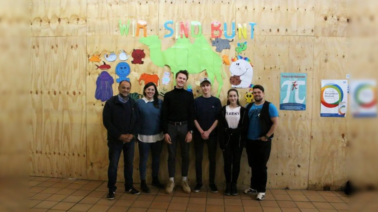 Das „Grüne Kamel” hängt schon an der Wand: Unter mit Motto „Wir sind bunt” unterstützen Nicolas Dehm (3. von rechts), Julius Lutz (3. von links) und Ronja Siebert (2. von rechts), Schülersprecher des Louise-Schroeder-Gymnasiums, zusammen mit ihren Verbindungslehrern Alessandra Heilmeier und Marcel Gralka (rechts) die Idee von Farhid Habibi, 2. Vorstand des TSV Allach 09. (Foto: sb)