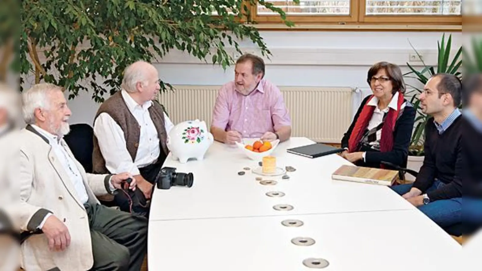 Seit dem Herbst 2008 gibt es Arbeitsgruppensitzungen der Festorganisatoren (3. v. li. Bürgermeister Franz Finauer).  (Foto: Bückers)