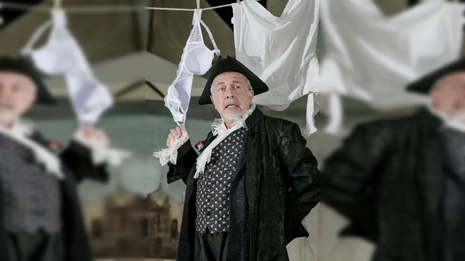 Der Cavaliere von Ripafratta, gespielt von Michele Olivieri,muss den Verführungskünsten der schönen Mirandolina widerstehen. Ob er das schafft, können Besucher des Theaterstücks von Goldoni bis Ende Juli in der Komödie im Bayerischen Hof erfahren. (Foto: L. La Rocca)