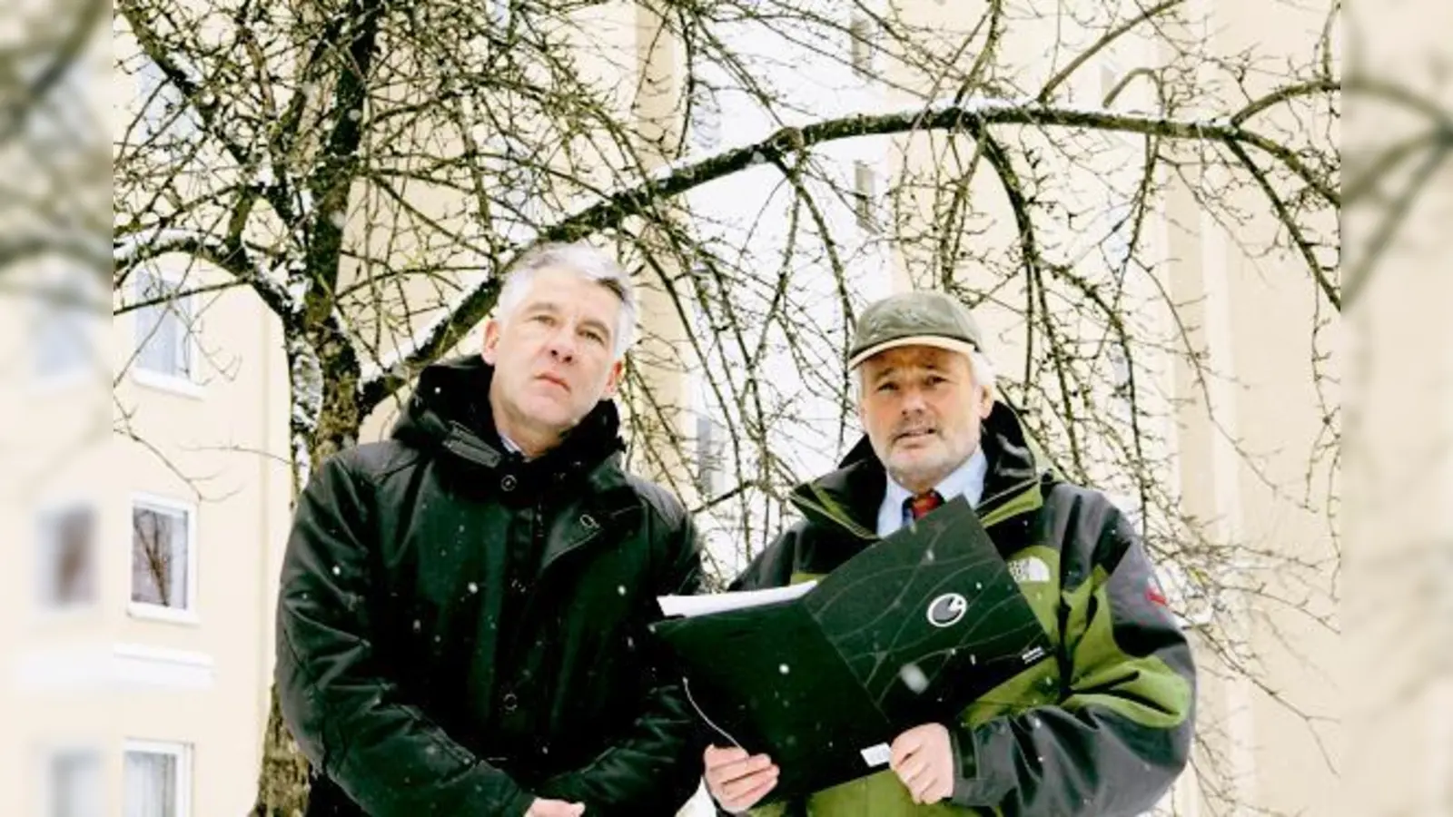 Der Koordinator der gemeindlichen Jugendarbeit, Michael Mosch, und Bürgermeister Jörg Pötke im Ortsteil Am Wald mit der schwarzen Mappe, die das Ermahnungsschreiben enthält.	 (Foto: mst)