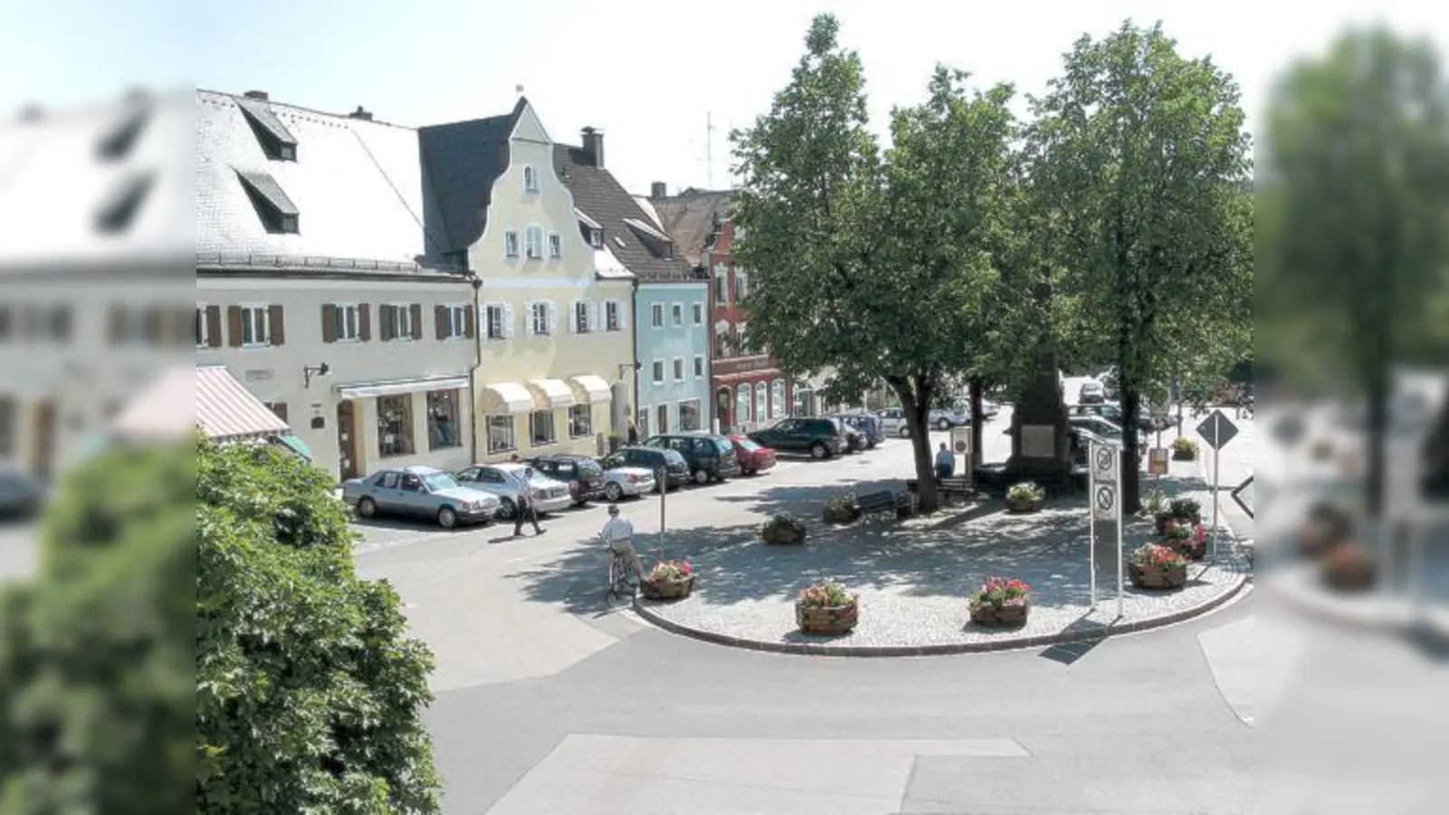 »Wie soll unser Marienplatz aussehen?« Diese Frage beschäftigt viele Ebersberger. Das Rathaus zeigt nun eine Ausstellung zum gegenwärtigen Stand des  Ideenwettbewerbs mit den vier Gewinnerentwürfen.	 (Foto: Stadt Ebersberg)