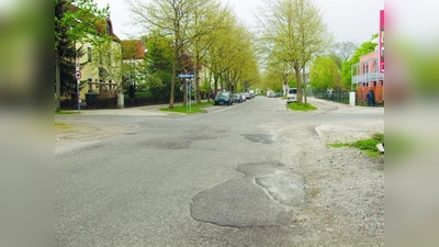 Nach einiger Diskussion wird die mit Schlaglöchern übersäte Kastelburgstraße zwischen Mariabrunner und Kronwinkler Straße mit zweieinhalb Metern breiten, beidseitigen Gehwegen und Längsparkbuchten für rund 49 Autos ab Herbst hergestellt. (Foto: Eva Schraft)