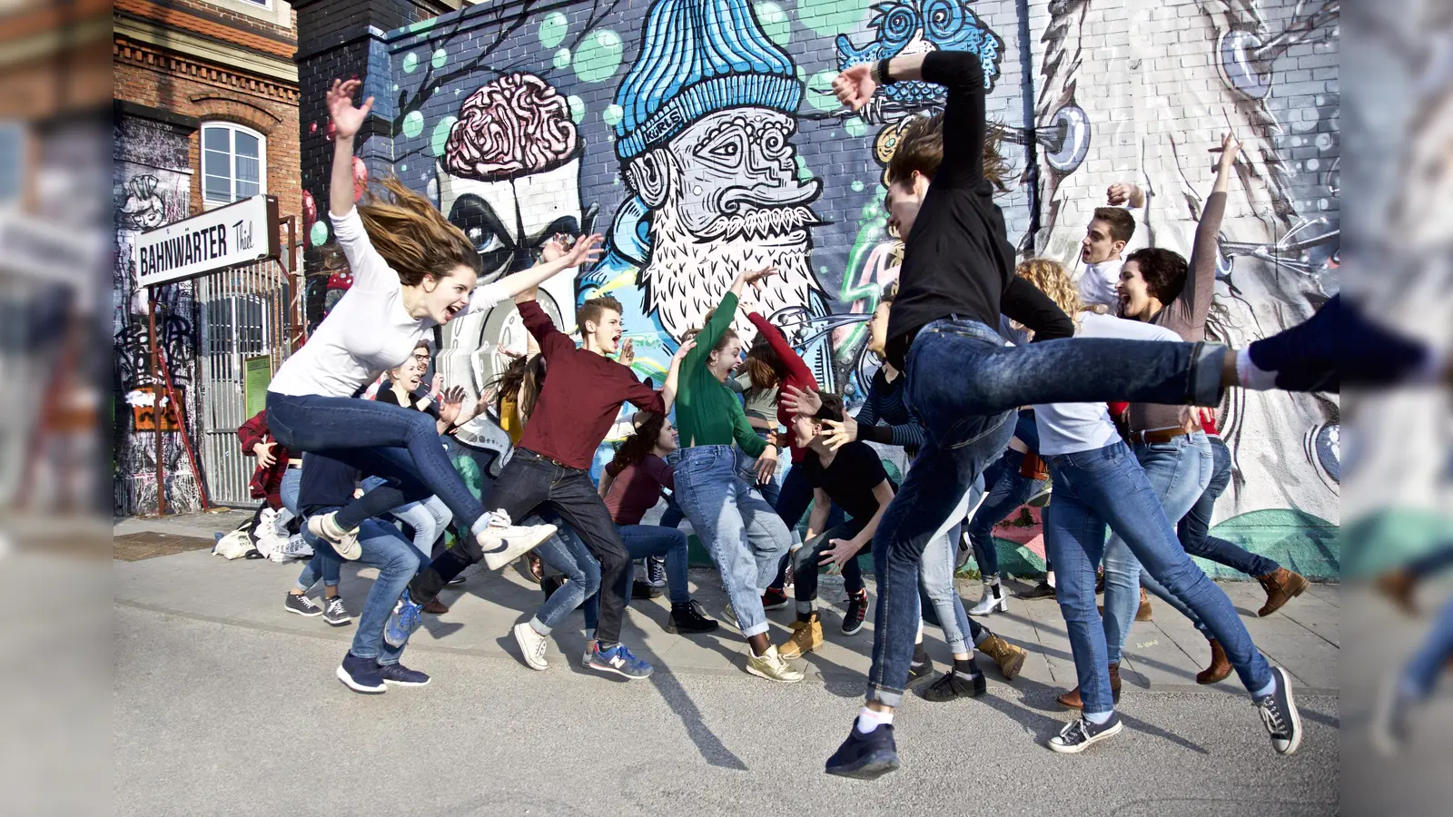 Beim Musenkuss-Festival ist für jeden etwas dabei. Im Bahnwärter Thiel beispielsweise geht es um Hip-Hop, Breakdance und vieles mehr. Da ist neben Sinn für Kunst auch ein kleines Bisschen Kondition gefragt. (Foto: Christian POGO Zach)
