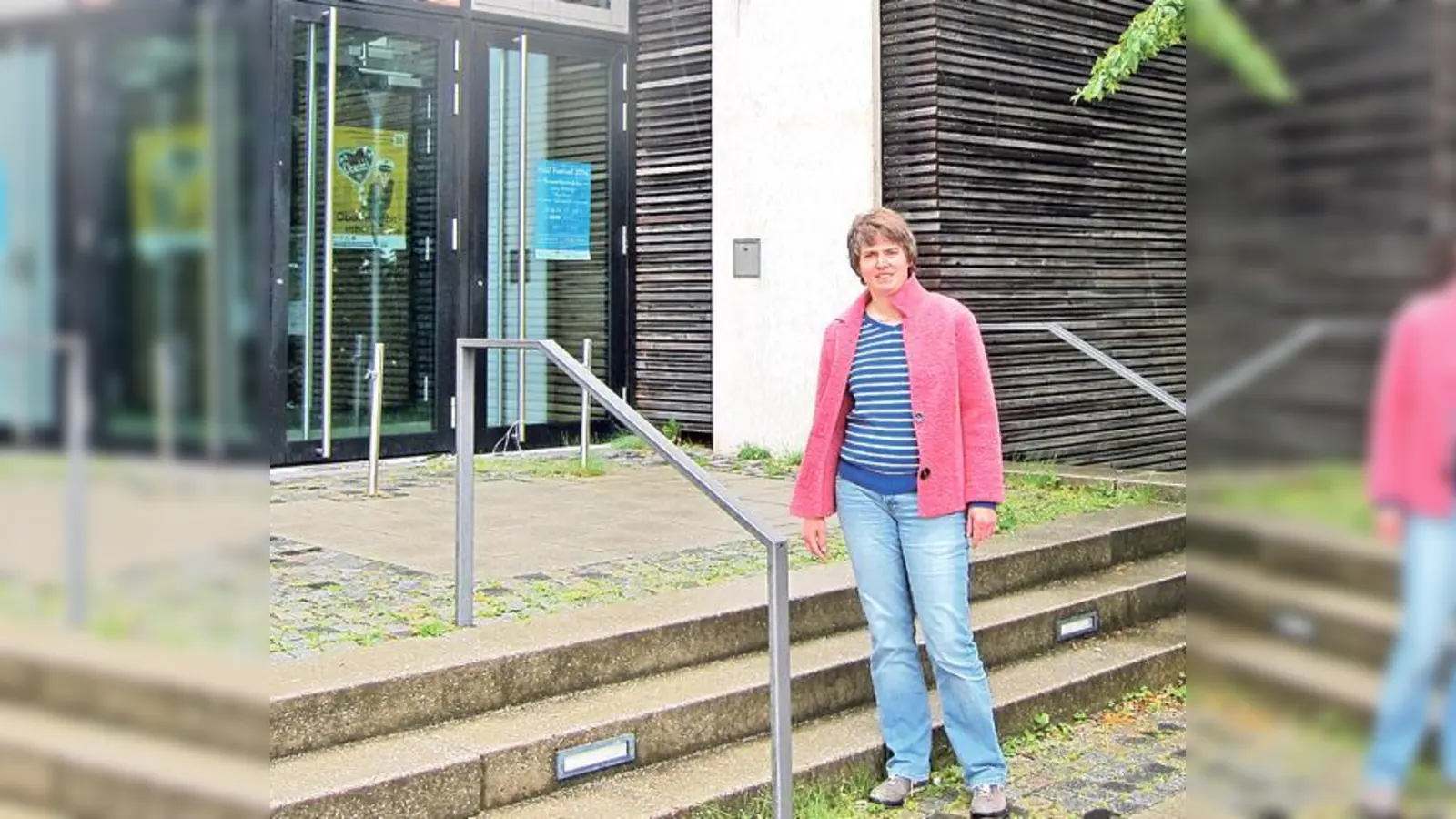 Die Elternbeiratsvorsitzende Veronika Rädler vor der Manzoschule, an der es immer noch zu wenig Hortplätze gibt.	 (Foto: privat)