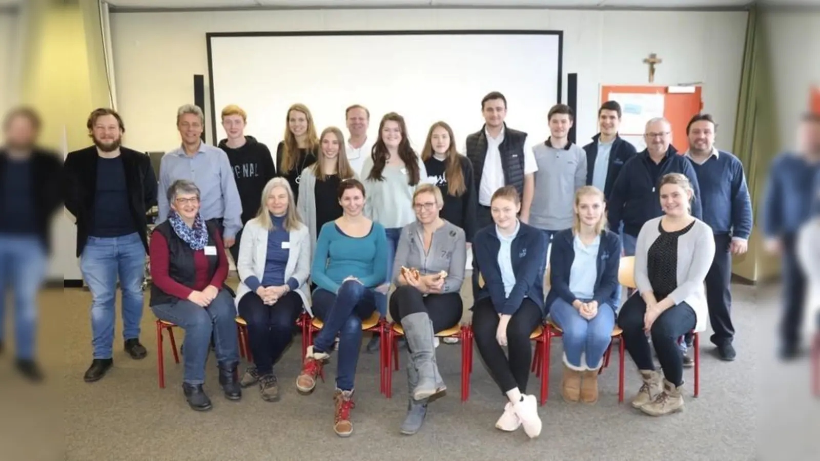 Die Ausbilder und die mitwirkenden Auszubildenden sowie die Lehrkäfte der jeweiligen Klassen und die Schulleitung der Mittelschule Taufkirchen (Vils) bewerteten das diesjährige Fächerwahlprojekt positiv. (Foto: VA)