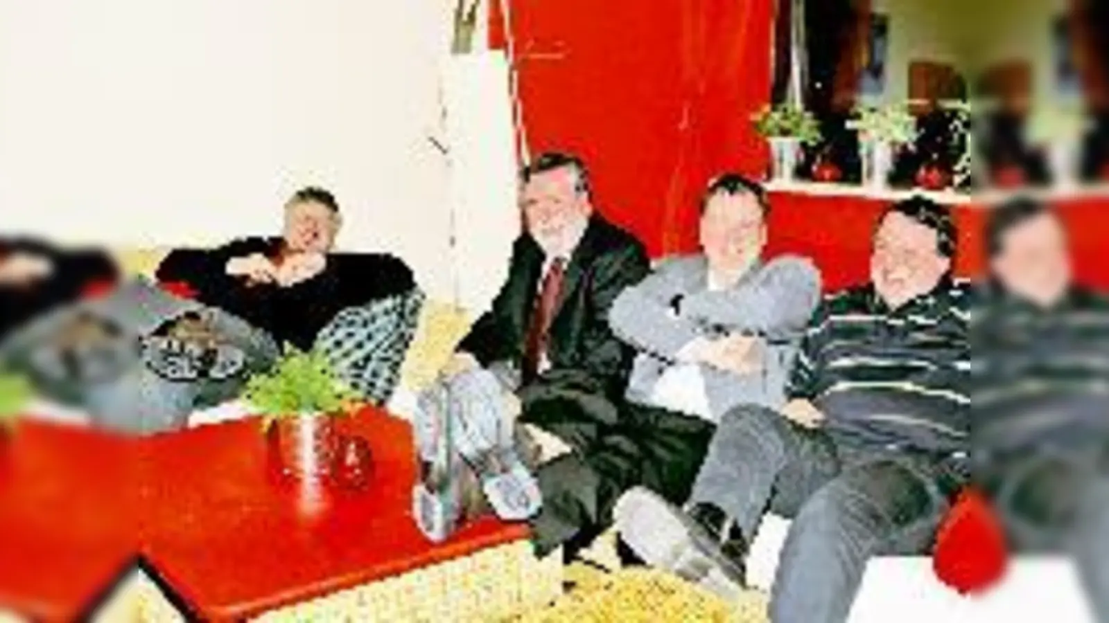Testen den neuen Chill-Out-Raum der JKW (v. l.): Hauptamtsleiter Thomas Portenlänger, 3. Bürgermeister Thomas H. Jaeger, Bürgermeister Wolfgang Panzer sowie Jugendreferent Richard Raiser.  (Foto: Kohnke)