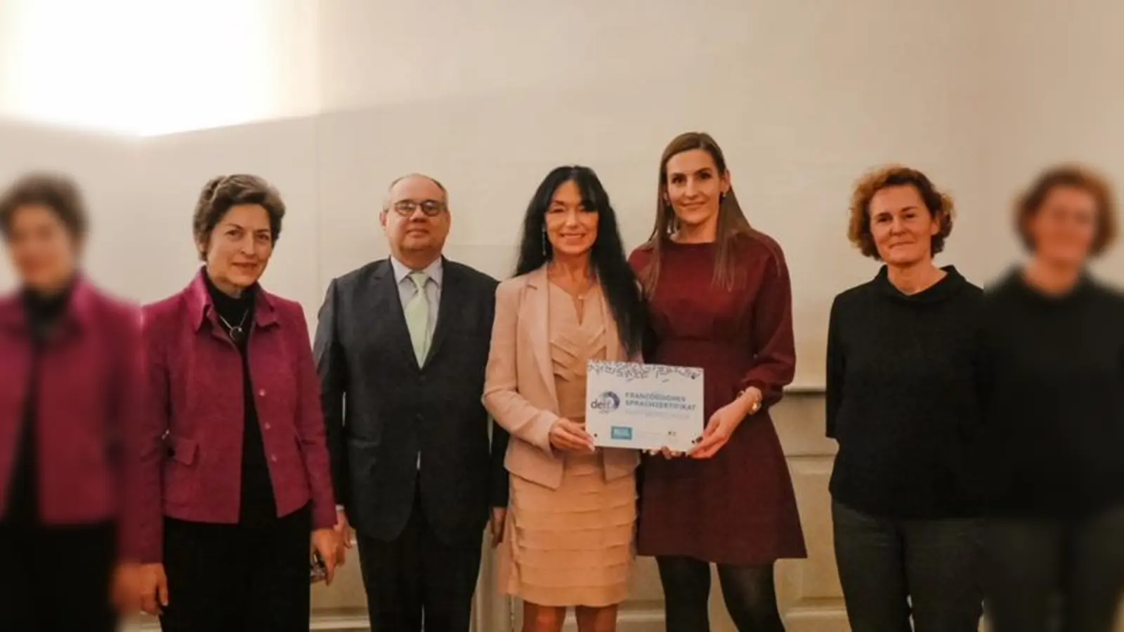 V.l.: Elfriede Ohrnberger (Ministerialdirigentin im Bayerischen Kultusministerium)<br>Pierre Lanapats (Generalkonsul der Französischen Republik in Bayern),<br>Rita Menzel-Stuck (Realschuldirektorin), Jennifer Laszlo (Realschule Herrsching) und Doris Moser (Realschule Herrsching). (Foto: Realschule Herrsching)