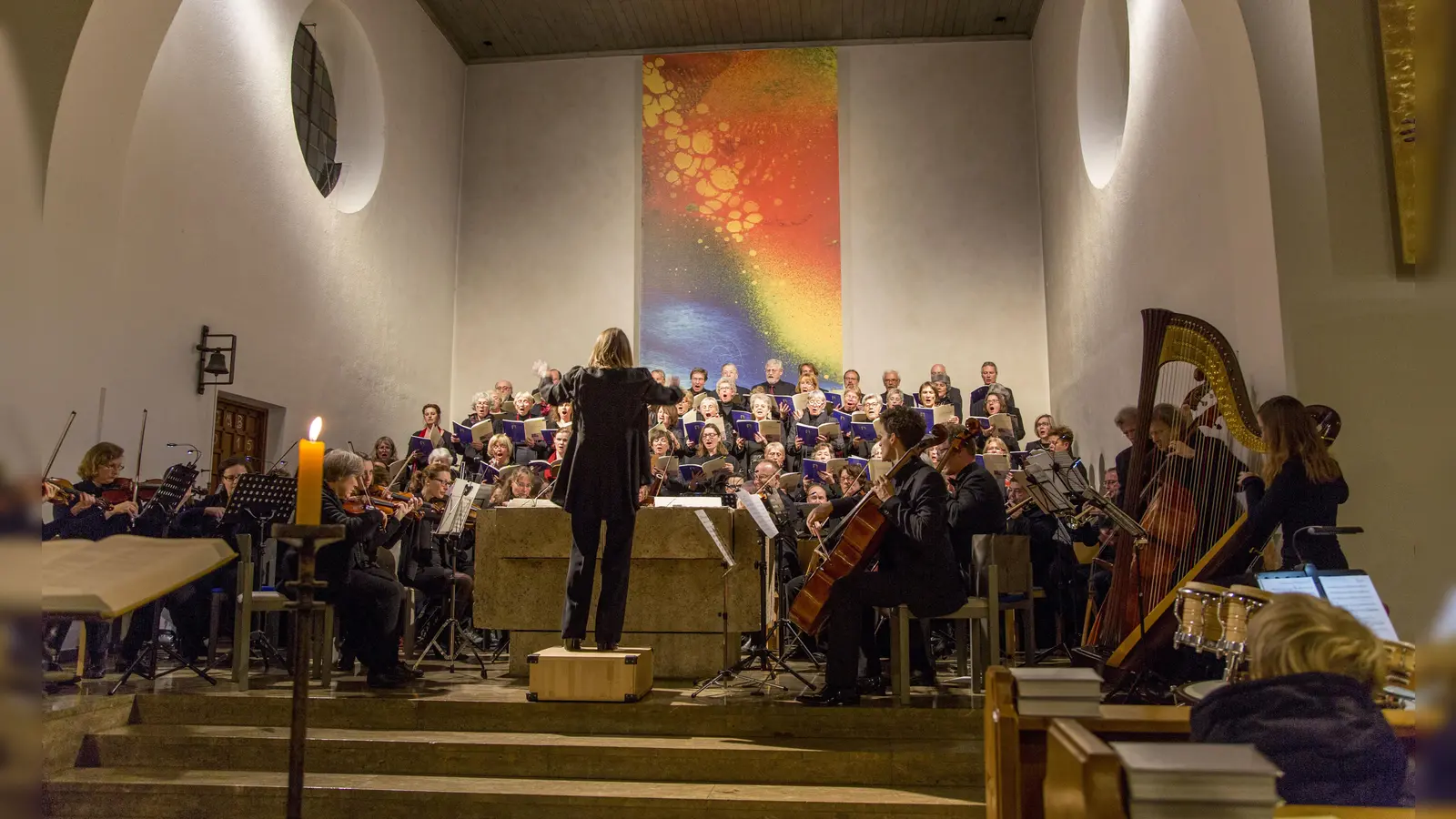 Chorgemeinschaft und Symphonisches Orchester Christi Himmelfahrt singen und musizieren beim Festkonzert zum 90. Geburtstag der Pfarrkirche. (Foto: Michael Helfst)
