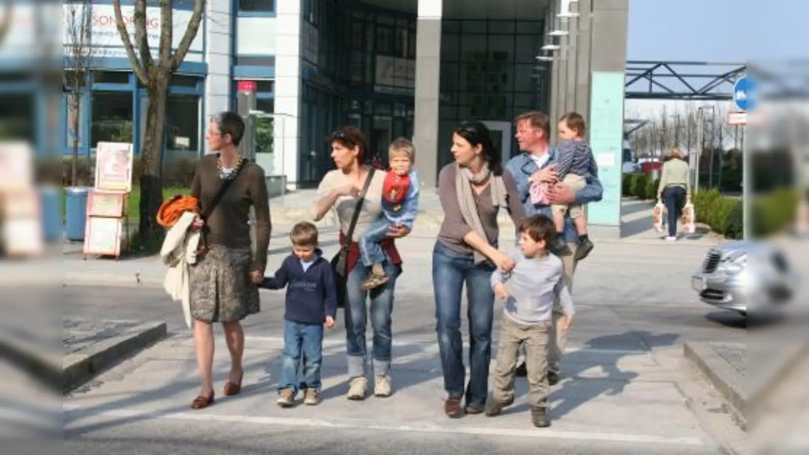 Der Verkehr vor dem Kinderhaus „Xundi” ist besonders unübersichtlich. Kinder und Erwachsene müssen dort innehalten und versuchen, die Lage zu klären, wenn sie die Fahrbahn unbeschadet überqueren wollen. (Foto: tg)